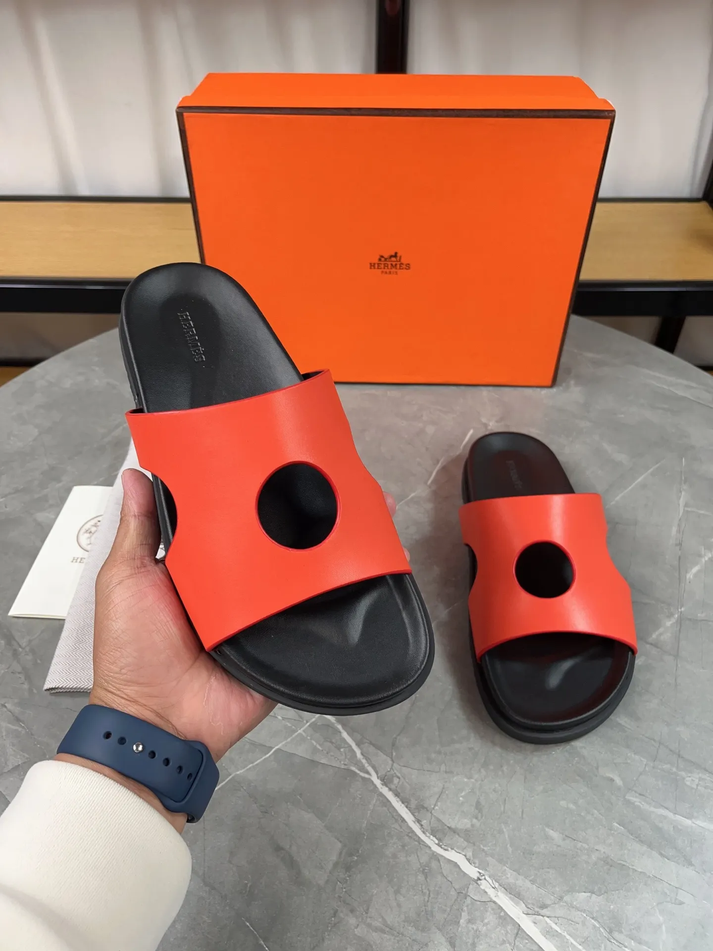p400🐮🐮H family classic (couple style) Hermes Hermes spring and summer sandals series! Classic style, always popular slippers - sandals, great with any combination! ! ! Upper: imported PU inner lining: imported mixed sheepskin Outsole: Tpu non-slip and wear-resistant outsole Female size: 35-40 (customized at 41) Male size: 39-45 (customized at 39.45)